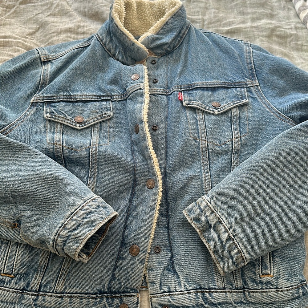 Size large Sherpa lined Levi’s denim jacket.